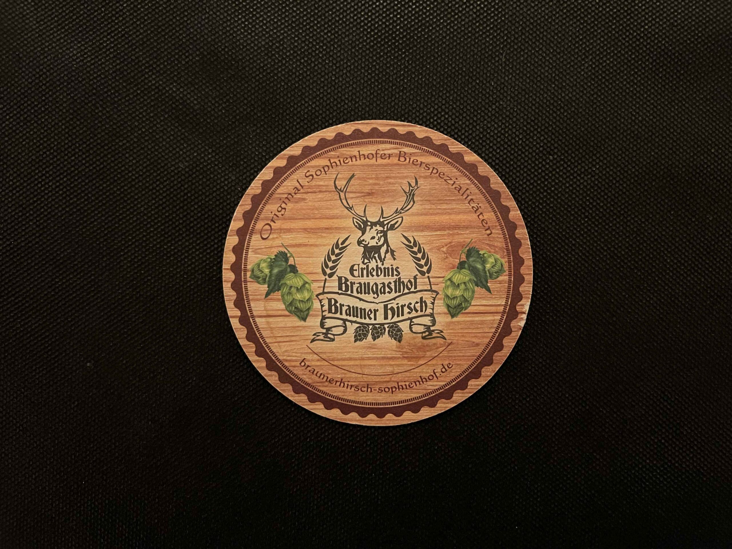 Bierdeckel auf einem Tisch in der Kneipe "GlühKerze"